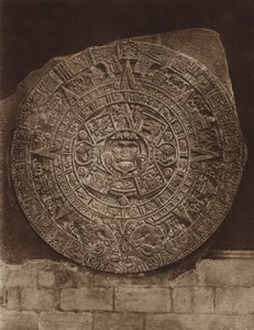 メキシコ：アステカの暦石「ピエドラ・デル・ソル」、国立博物館（モノクロ写真） 作： ウーゴ・ブレーメ
