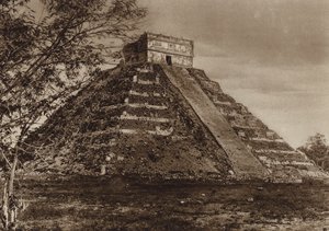 メキシコ：ユカタン、チチェニツァ遺跡 "エル・カスティージョ"（モノクロ写真）