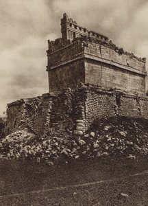 メキシコ：チチェニツァ遺跡、ユカタン州、ペロタ広場近くの寺院（モノクロ写真） 作： ウーゴ・ブレーメ
