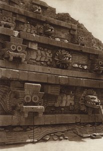 メキシコ：サンフアン・テオティワカン、ケツァルコアトルのピラミッド西側正面の石の彫刻、城塞中央のピラミッド（モノクロ写真）