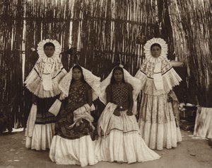 メキシコ：テワンテペック、民族衣装を着た少女（モノクロ写真）