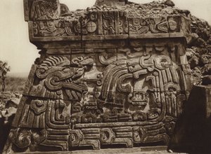メキシコ：ソチカルコ、蛇と象形文字が描かれたピラミッドの一部（モノクロ写真） 作： ウーゴ・ブレーメ
