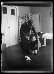 シルタサーレンカトゥにあるアトリエの家でのアンニとウフラ・シンベリ夫妻 作： Hugo Simberg