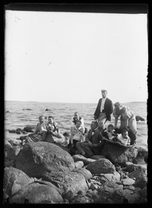 セルカランタのビーチの石で集合写真 作： Hugo Simberg
