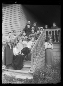 ホワイト・ヴィラの階段での集合写真 作： Hugo Simberg