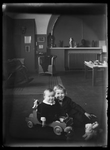 シルタサーレンカトゥにあるアトリエの家でのトムとウーラ・シンバーグ夫妻 作： Hugo Simberg