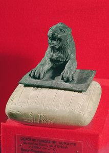 ライオンはウルケシュとナワールのティッシュアタル王のハリアン財団の書簡を持っており、紀元前2150年頃（青銅と石灰岩）