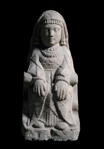 座っている女性石灰岩彫刻、紀元前4～2世紀