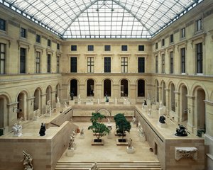 ルーヴル美術館のラ・クール・プジェ ...