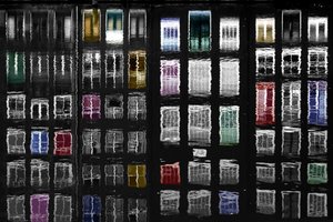 色とりどりの窓に映る景色 作： 