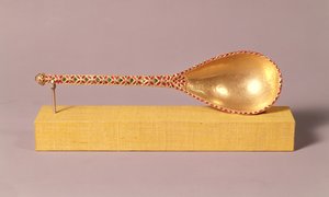 ルビー、エメラルド、ダイヤモンドで飾られた儀式用のスプーン、ムガール（金と貴石）