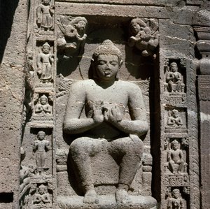 ブッダ、洞窟の中の彫刻された彫像 19 作： Indian School