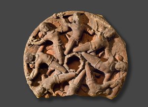 8人の相互に関連する武装した戦士がいる天井ラウンデル、サウスラージャスターン州（砂岩） 作： Indian School