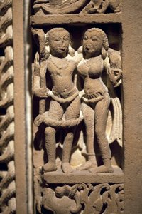 恋人同士のカップルラジャスタンまたはウッタル・プラデーシュ（インド）の芸術、9～10世紀、石彫の戸枠。韓国国立博物館、ソウル（韓国）。 作： Indian School