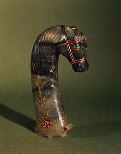 馬の頭の形をした短剣ハンドル、ムガール、1658年から1710年（金とルビーをはめ込んだヒスイ）