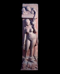 ドワーフの上に乗った乙女がブドウとワインの水差しを持っている（赤砂岩彫刻、クシャン帝国 作： Indian School