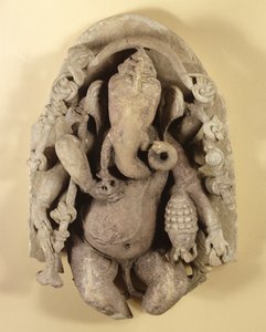 チャンデラ王朝時代のガナパティの像（砂岩）
