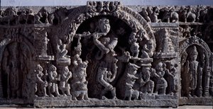 ヒンドゥー教：「笛牛の師匠クリシュナまたはヴェヌゴパラ」 黒石彫刻 中央部（ヴェヌゴパラとしてのクリシュナ） 12世紀 マイソール州ハレビドゥ出土 - カルカッタ、インド博物館 作： Indian School