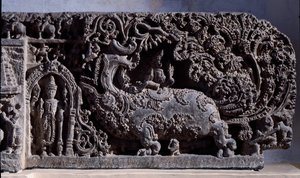 ヒンドゥー教：「笛牛の師匠クリシュナまたはヴェヌゴパラ」 黒石彫刻、右部分（ヴェヌゴパラとしてのクリシュナ） 12世紀 マイソール州ハレビドゥ出土 - カルカッタ、インド博物館蔵 作： Indian School