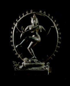 ヒンドゥー教：舞踏の神シヴァ・ナタラージャの表現 (Shiva Nataraja, lord of dance) 青銅製の彫刻 12世紀 インドの博物館、コルカタにある 作： Indian School