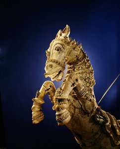 馬、儀式の寺院のチャリオット（塗られた木） 作： Indian School