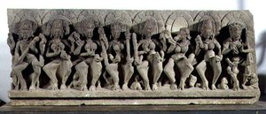 シヴァ神と7人の母神を描いたリンテル、グルジャラ・プラティハラ朝、アラハバード（石材）
