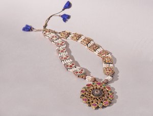 ネックレス（リバーシブルフローラルデザイン）、c.1870（石と金属） 作： Indian School