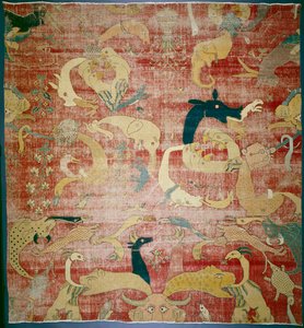 赤い地に幻想的な動物が描かれたカーペットの一部、ムガール帝国、158085年頃（綿と羊毛の山） 作： Indian School