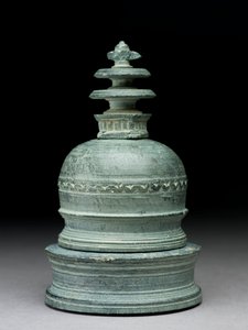 仏舎利塔（緑色片岩）の形の聖遺物箱 作： Indian School