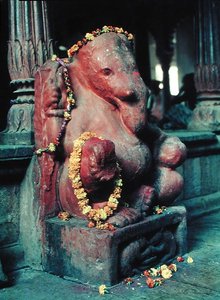 象の神ガネーシュ（塗られた石） 作： Indian School
