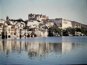 ピチョラー湖のシティパレスのビュー 作： Indian School