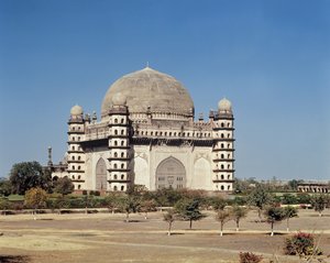 1659年に建てられたゴルガンバズ、モハメッドアディルシャーII（1627-57）の霊廟の眺め 作： Indian School