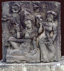 シーテッドクイーン（安山岩） 作： Indonesian School