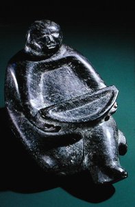 ドーセット岬（ソープストーン）の供物ボウルを保持している図 作： Inuit School