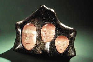 ドーセット岬の3歳の男性（石材と象牙） 作： Inuit School