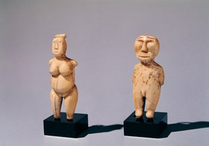 ベーリング海峡からの男性と女性の2つの像
