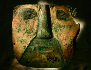 ランバイェケの文化から発掘された銅製のマスク。 作： Ira Block