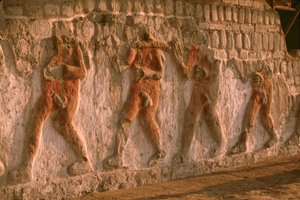 エル・ブルホのワカ・カオ・ビエホの壁に描かれたモチェの裸の囚人たちのフリーズ、2005年（写真）。 作： Ira Block