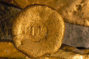 金と銀でできたきらびやかな財宝が海底から発見された。この金ボタンのような宝物は、新大陸からキューバを経由してセビリアに運ばれた。ハバナ市歴史家事務所提供。 作： Ira Block