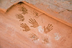 ユタ州グランド・ガルチで発見された古代の岩絵、アナサジの手形。 作： Ira Block