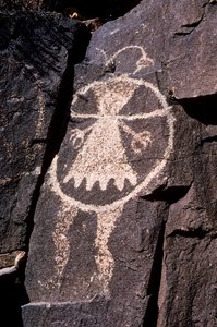 アナサジのペトログリフ、ニューメキシコの壁のエッチング。 作： Ira Block