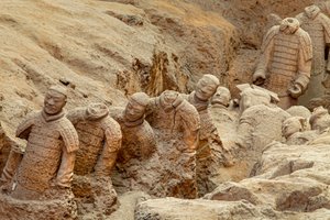 テラコッタ戦士博物館にて、ピット1地区の様々な戦士のシーン、2009年（写真）。 作： Ira Block
