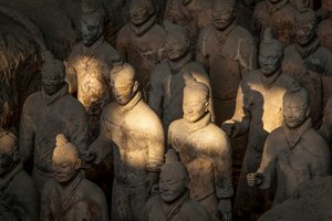 テラコッタ戦士博物館にて、ピット1地区の様々な戦士のシーン、2009年（写真）。 作： Ira Block
