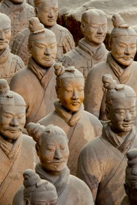 テラコッタ戦士博物館にて、ピット1地区の様々な戦士のシーン、2009年（写真）。 作： Ira Block