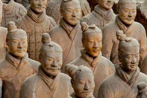 テラコッタ戦士博物館にて、ピット1地区の様々な戦士のシーン、2009年（写真）。 作： Ira Block