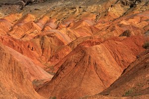 2007年、新疆ウイグル自治区ゴビ砂漠、ウーカイ・ワンのキャンプ場近くの彩色された岩にて（写真）。 作： Ira Block