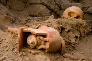 屋根の下に座る男性の陶器に生け贄を捧げる女性の骨、2005年（写真） 作： Ira Block