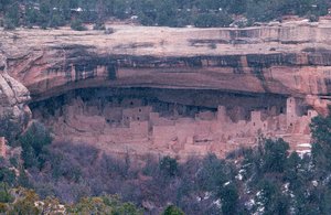 メサ・ヴェルデ国立公園のクリフ・パレス（崖の宮殿）は、メサ・ヴェルデの南西端に位置する。 作： Ira Block