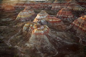 中国西部、新疆ウイグル自治区ゴビ砂漠のウー・カイ・ワン付近の彩岩、2007年（写真）。 作： Ira Block