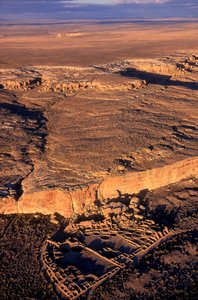 ニューメキシコ北西部の人里離れた砂漠の奥深くに、広大な遺跡がある。 作： Ira Block